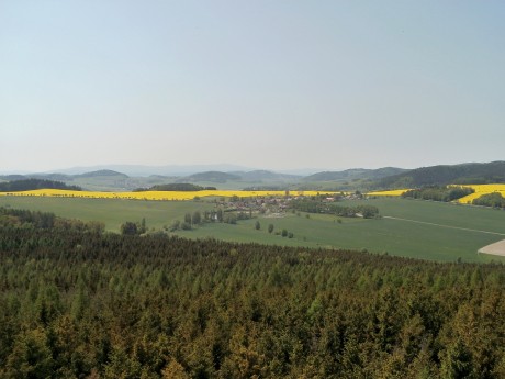 Vesnice uprostřed je Libkov, za žlutým polem (jeho část je na první fotce) je neznatelně vidět věžička loučimského kostela.