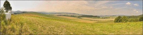Na pozadí panoramatického snímku je Český les.