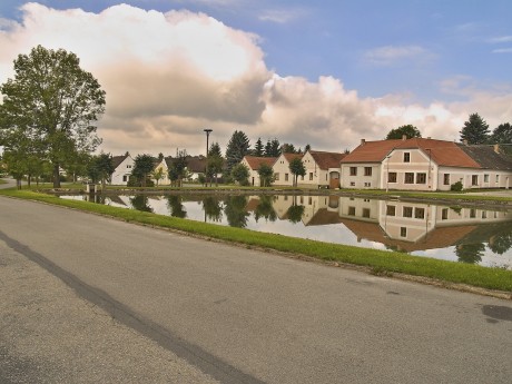 Lutová a její náves - krásná, proto tři záběry...