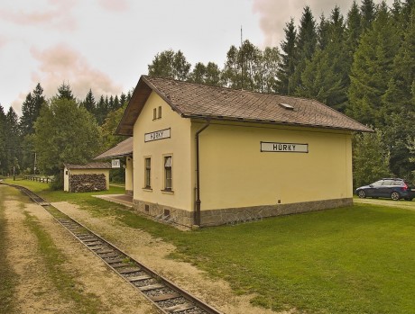 ...je pěkně upravená. Jako ostatně všechny zastávky na této trati.