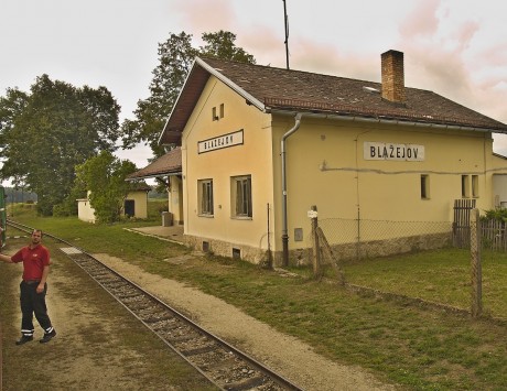 ...v akci. Přehlídne, jestli všichni nastoupili a dává pokyn k odjezdu.