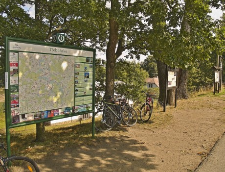 Lze si tady dát uzeného kapra (porce 90 korun), nebo třeboňského Regenta.