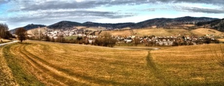Totéž jako na předchozí fotce, jen z větší výšky od lesa nad Brnířovem. Vlevo je Kdyně.