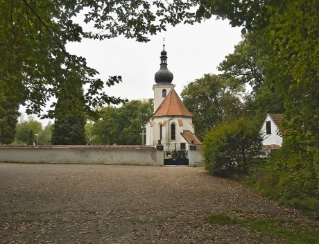  Kostel sv. Jiljí. Byl založen roku 1515, okolo je hřbitov