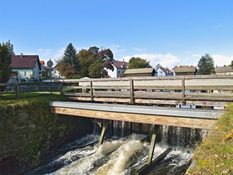 Jezero napájí říčka Reissbach a jak vidno, vody má dost.