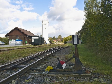 Výhybka, v pozadí muzejní vagón, vzadu šturc. Trať tady končí.