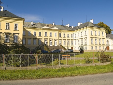 Zámek, sídlo zemědělské školy, též akademické a vědecké centrum.