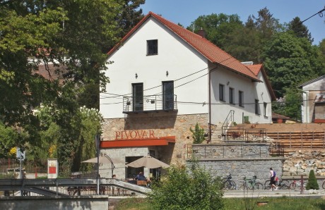 Dosti žluté! Ze Soustova se jede kousek po polní cestě přes osadu Vítaná