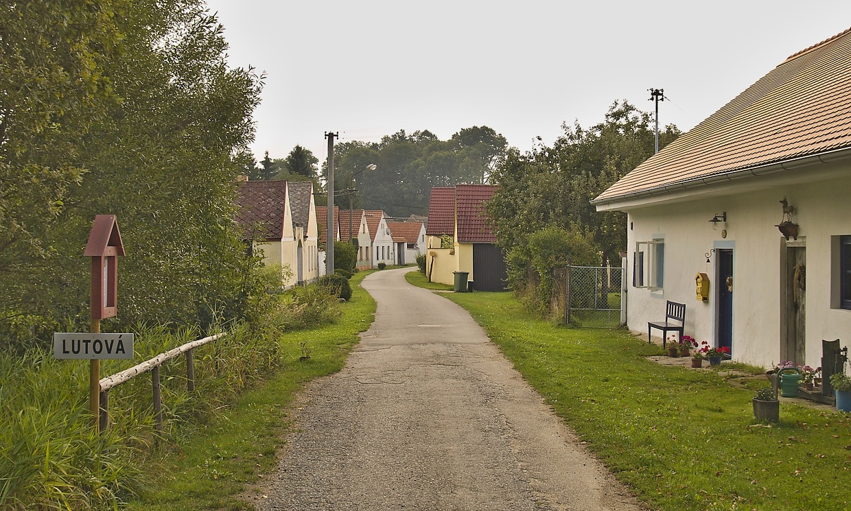Vesnička Lutová, jsme zhruba v jedné třetině cesty.
