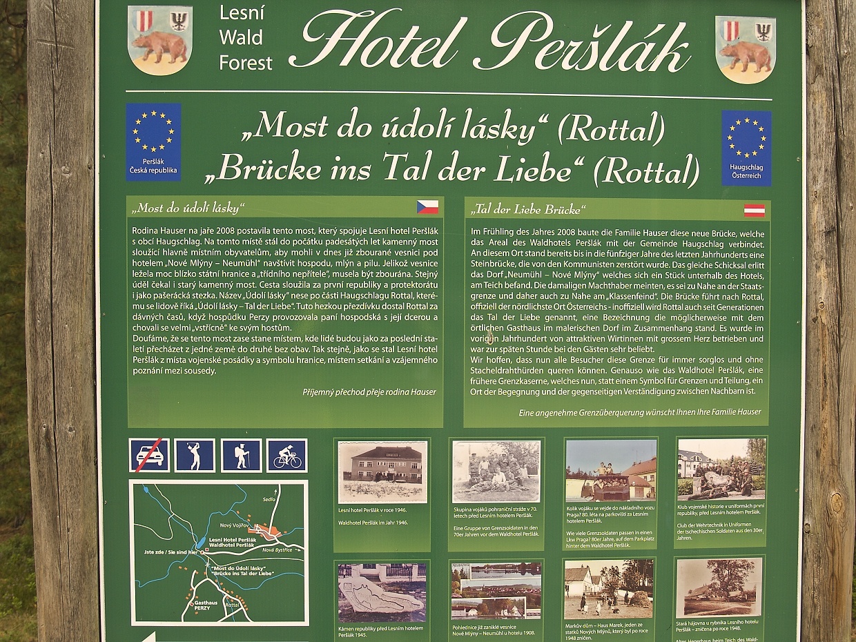 Proč most do Údolí lásky? Přečtěte si tabuli u hotelu Peršlák.