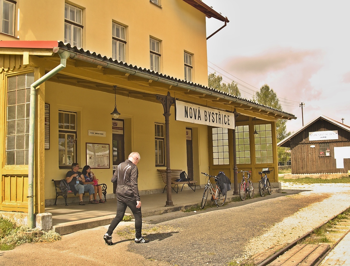 Konečná (nebo taky výchozí) stanice úzkokolejky Nová Bystřice.