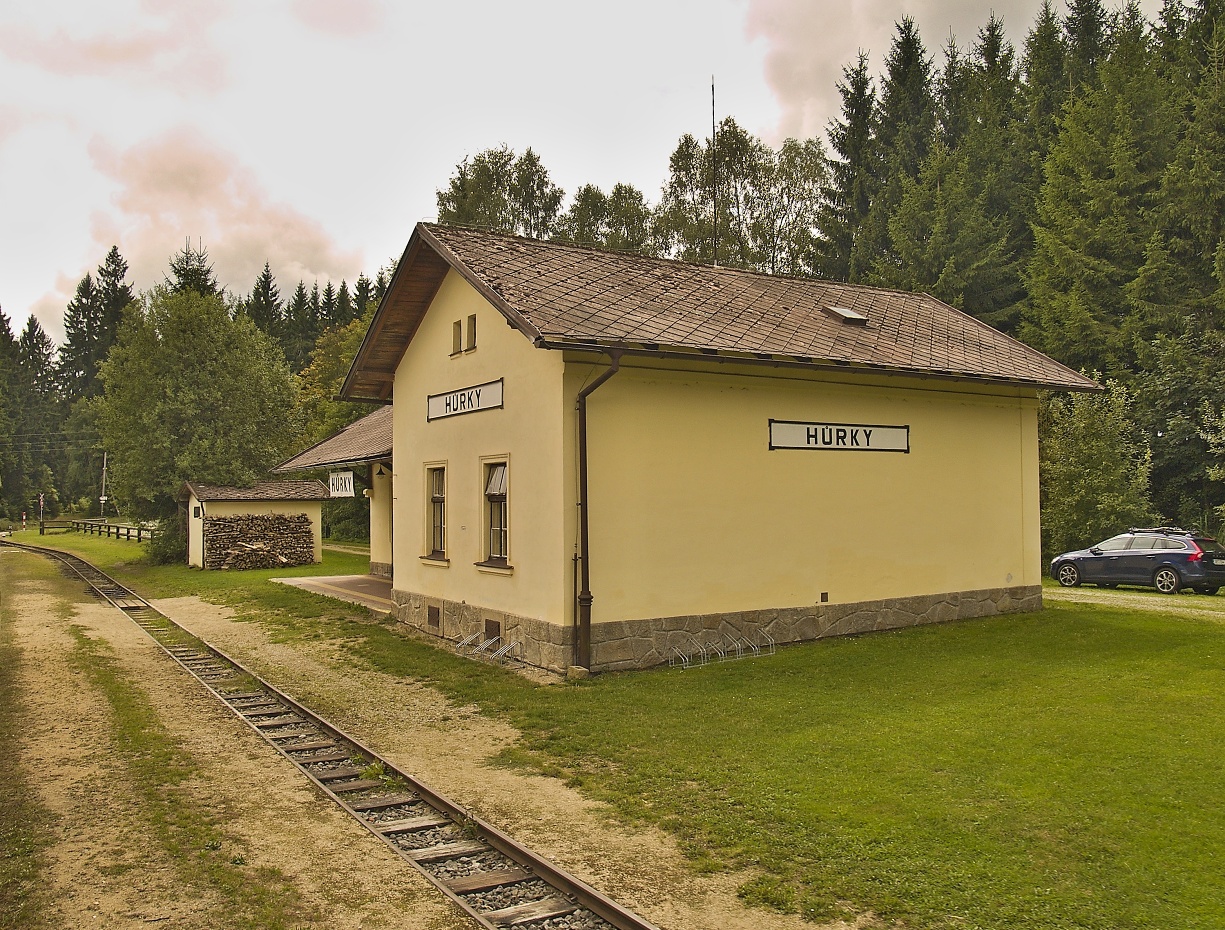 ...je pěkně upravená. Jako ostatně všechny zastávky na této trati.