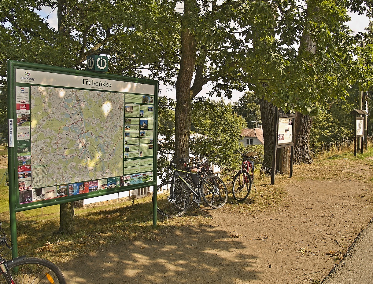Lze si tady dát uzeného kapra (porce 90 korun), nebo třeboňského Regenta.