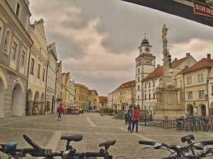 Pohled na třeboňské náměstí ze zahrádky restaurace U kamenné studny. 